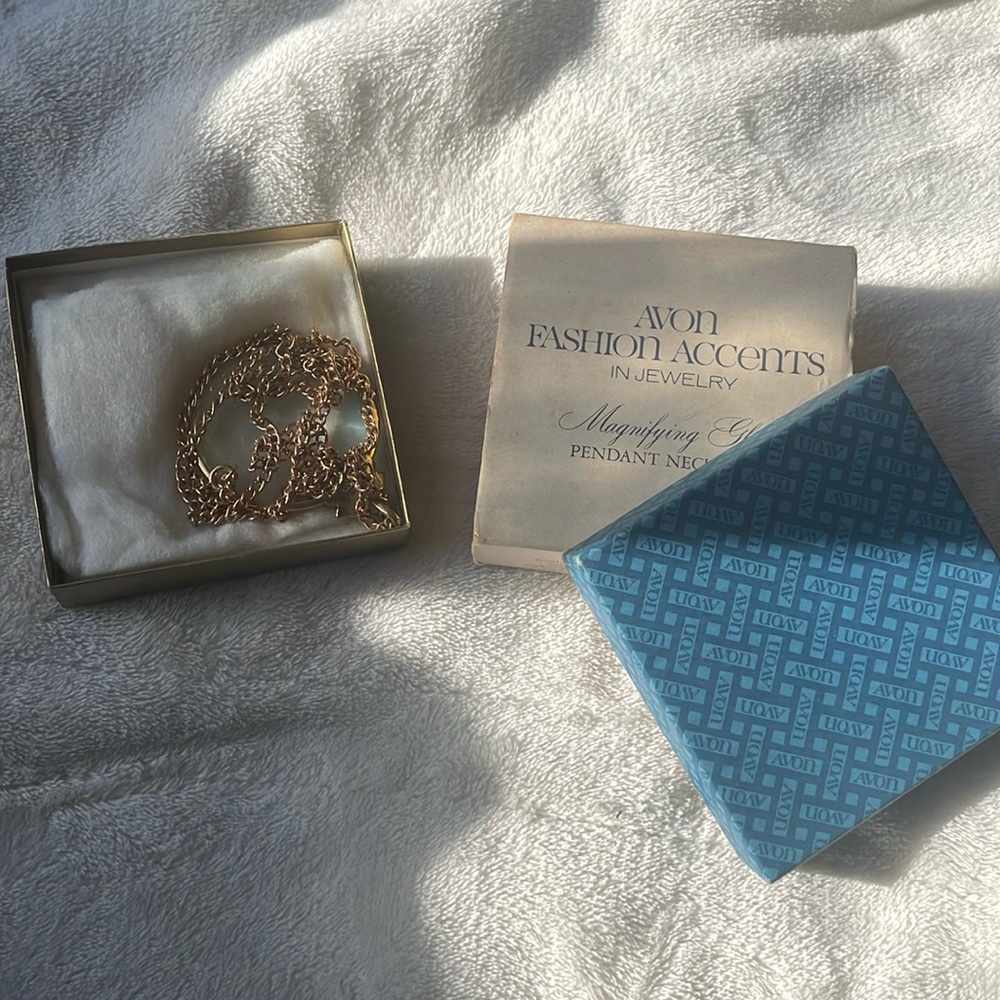 Avon Magnifying Glass Pendant Necklace